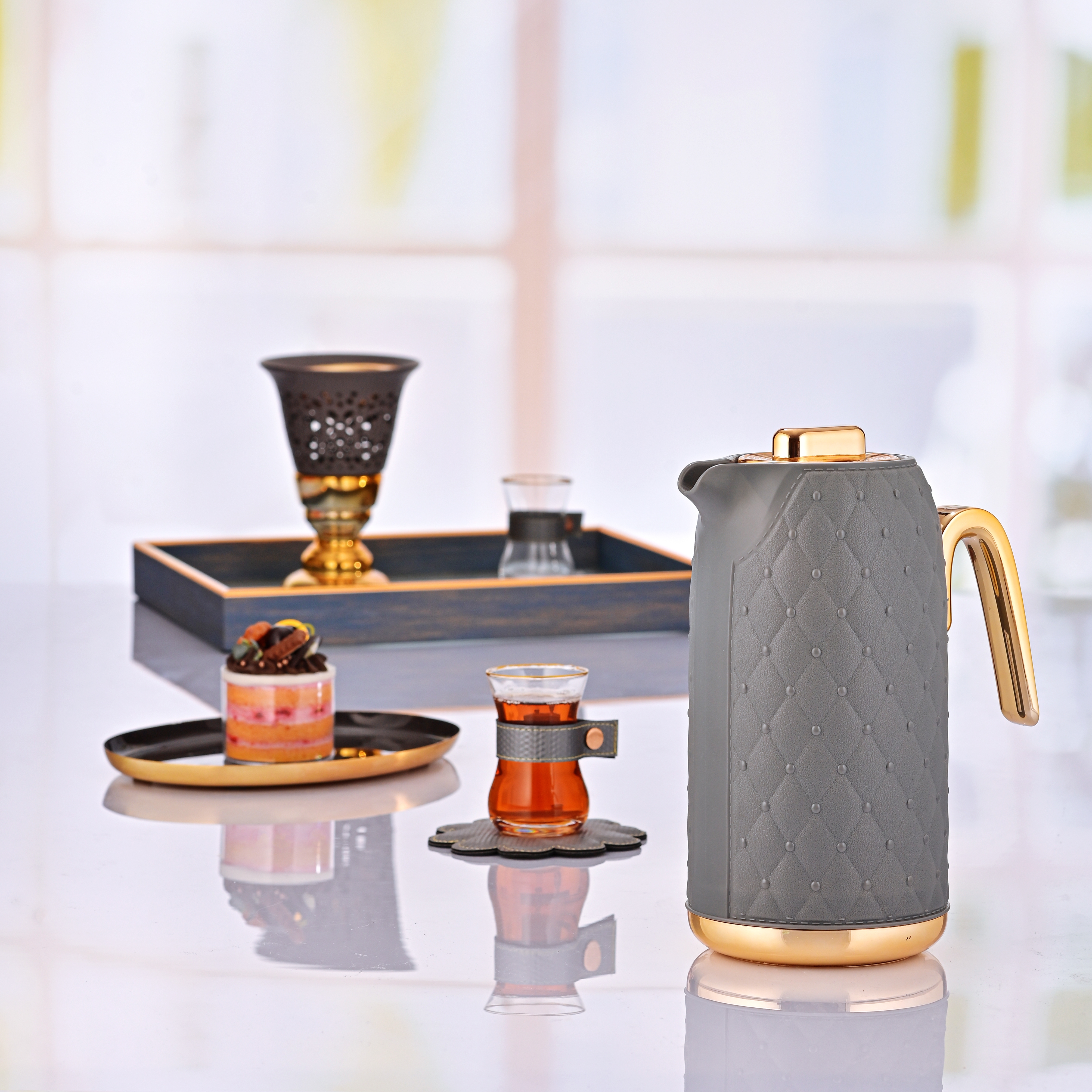 Timeless rattan thermos, 1 liter, golden handle, thermal glass inner container, plastic outer shell - dark gray product image 5