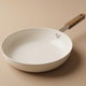 مقلاة سيراميك تورنيدو، 28 سم، يد خشبي - بيج product image 1