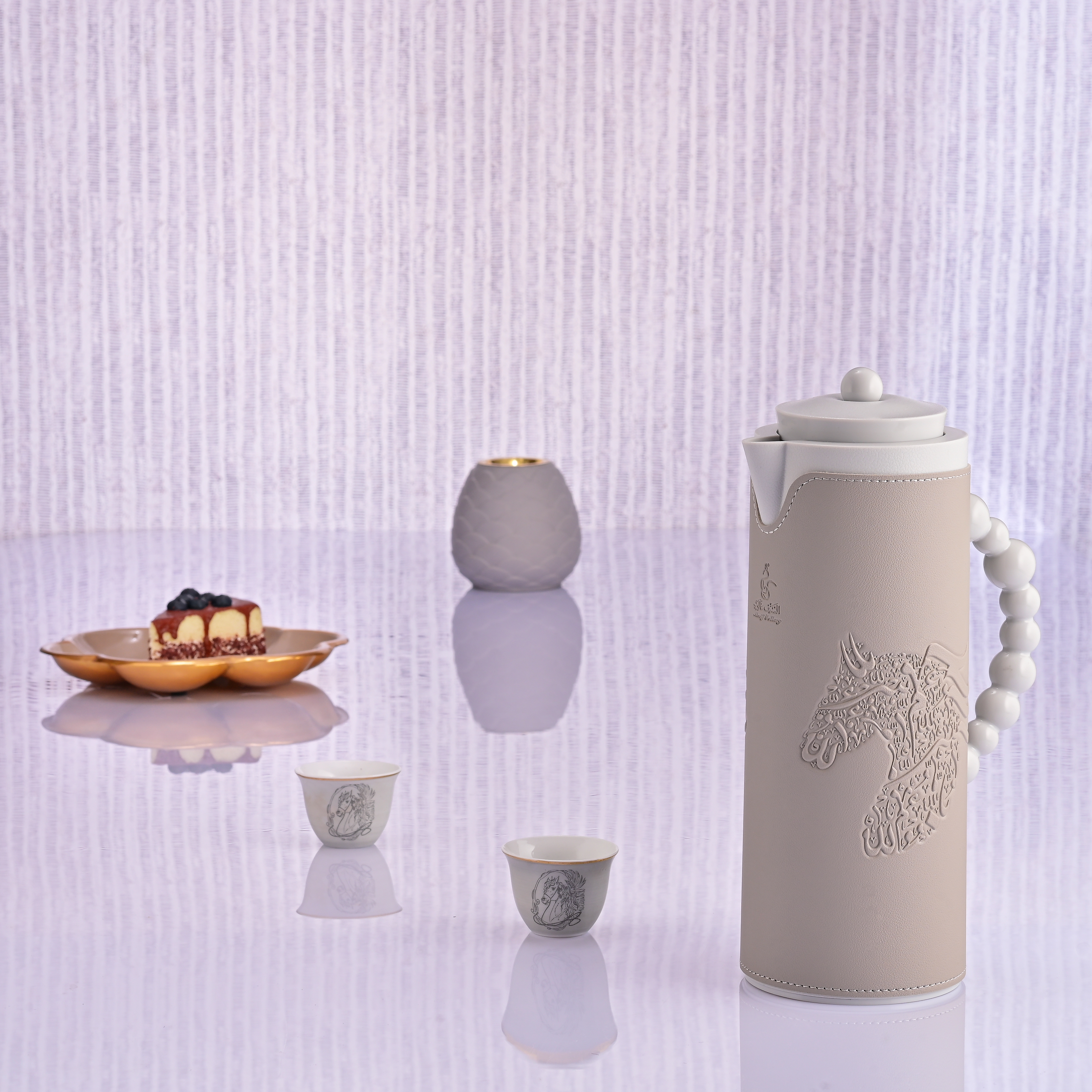 Al Saif Gallery Royal 7T thermos, 1 liter, leather covered, horse pattern, glass inner case, plastic outer shell - light gray product image 2