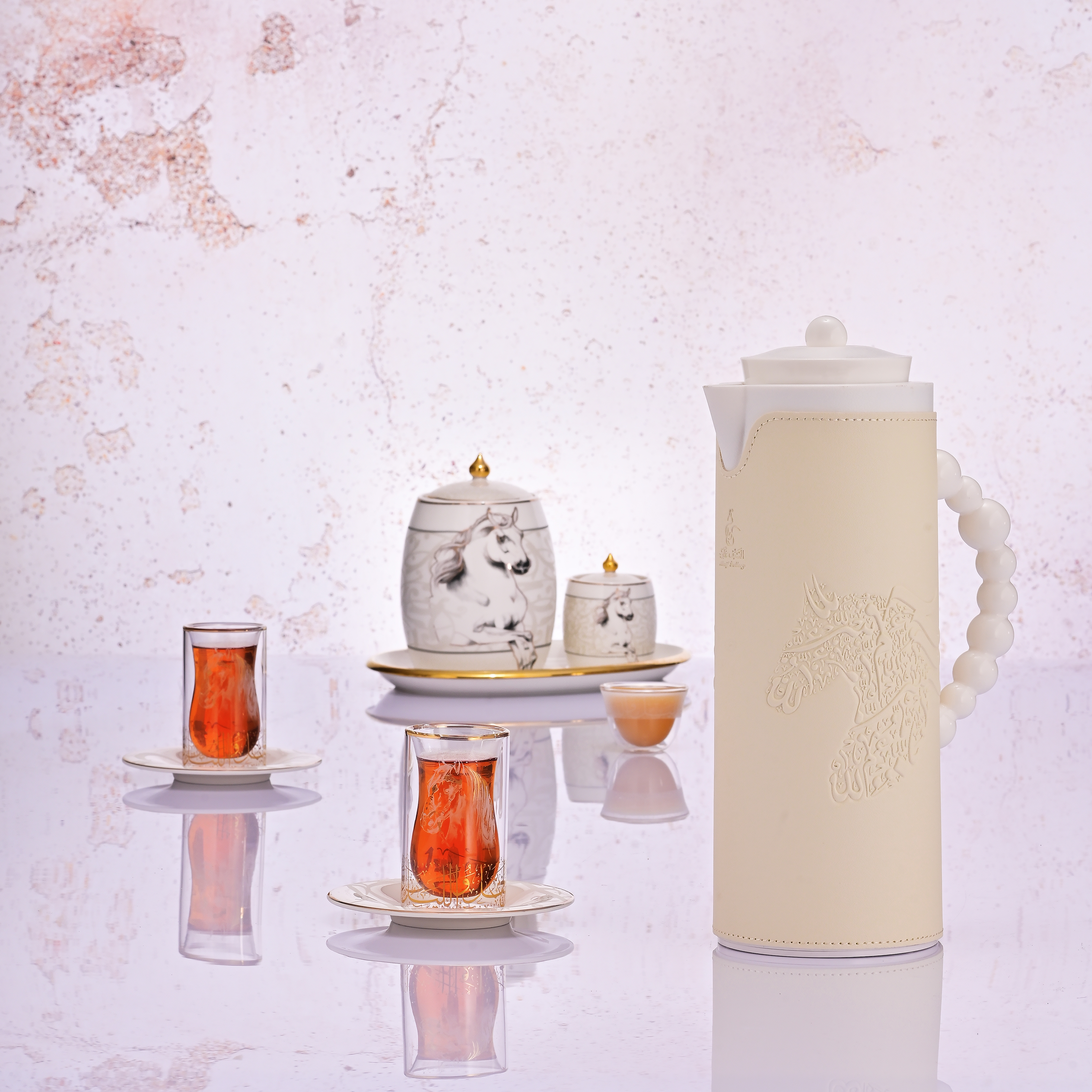 Al Saif Gallery Royal 7T thermos, 1 liter, leather covered, horse engraving, glass inner case, plastic outer case - white product image 2