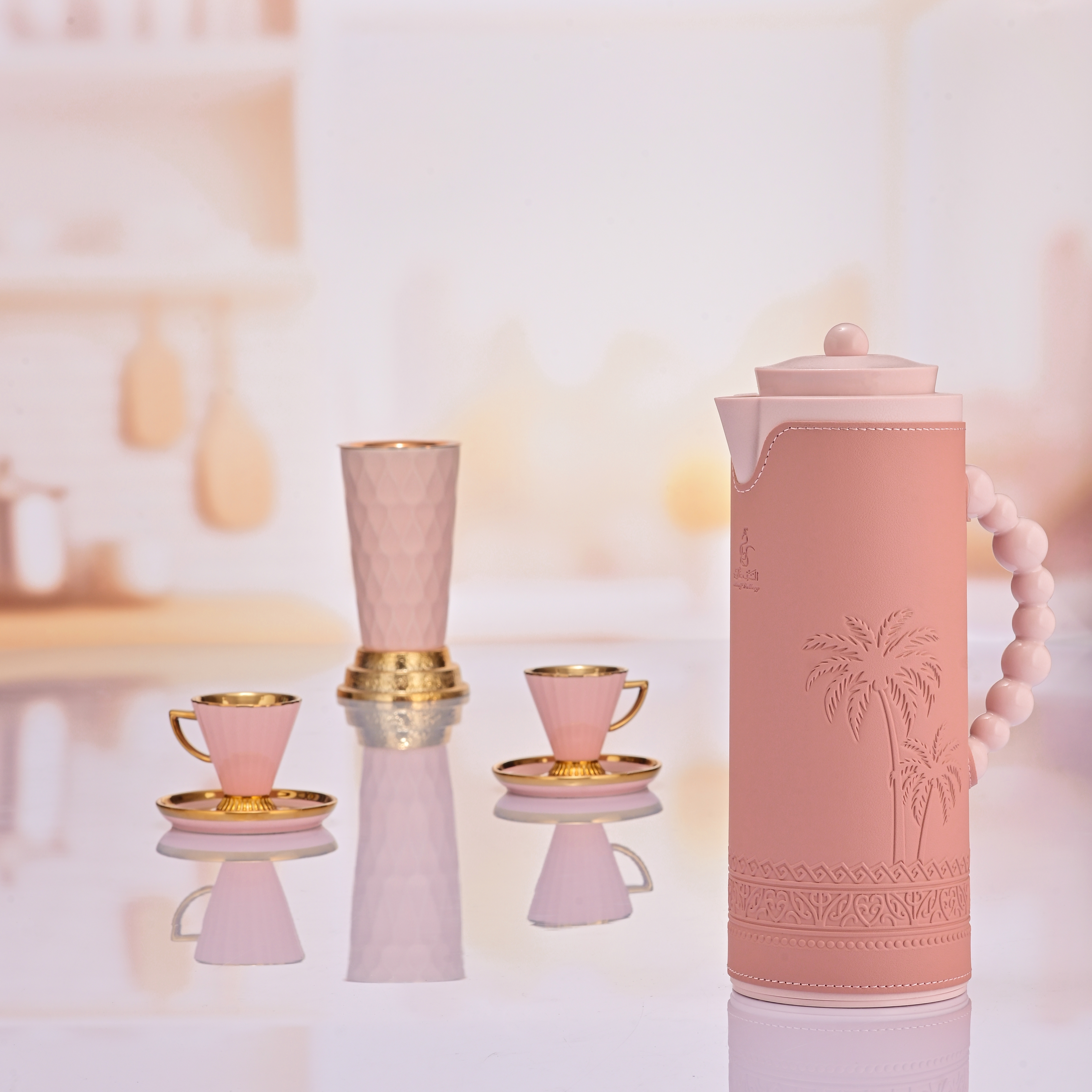 Al Saif Gallery Royal 7T thermos, 1 liter, leather covered, palm tree engraving, glass inner case, plastic outer body - pink product image 2