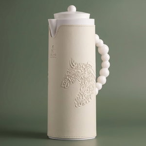 Al Saif Gallery Royal 7T thermos, 1 liter, leather covered, horse engraving, glass inner case, plastic outer case - white product image