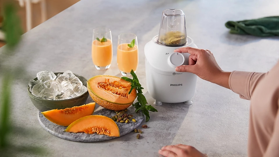 Philips Series 3000 Electric Blender, 450 Watt, 1.9 Liter, Single Speed, HR2041/50 - White product image 3