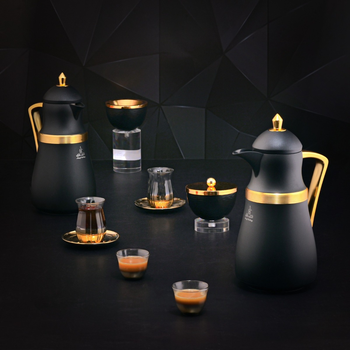 Al Saif Gallery Najd thermos set, 1 liter, thermal glass inner shell, plastic outer shell, 2 pieces - black gold product image 3