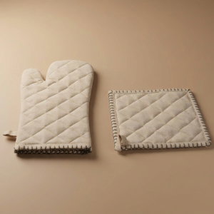 طقم قفازات ومساكة الاواني السيف غاليري، 20×20 - بيج product image