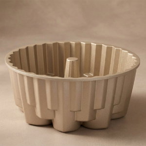 قالب كيك ألمنيوم روكي، 22×22×9.6 سم - ذهبي غامق product image